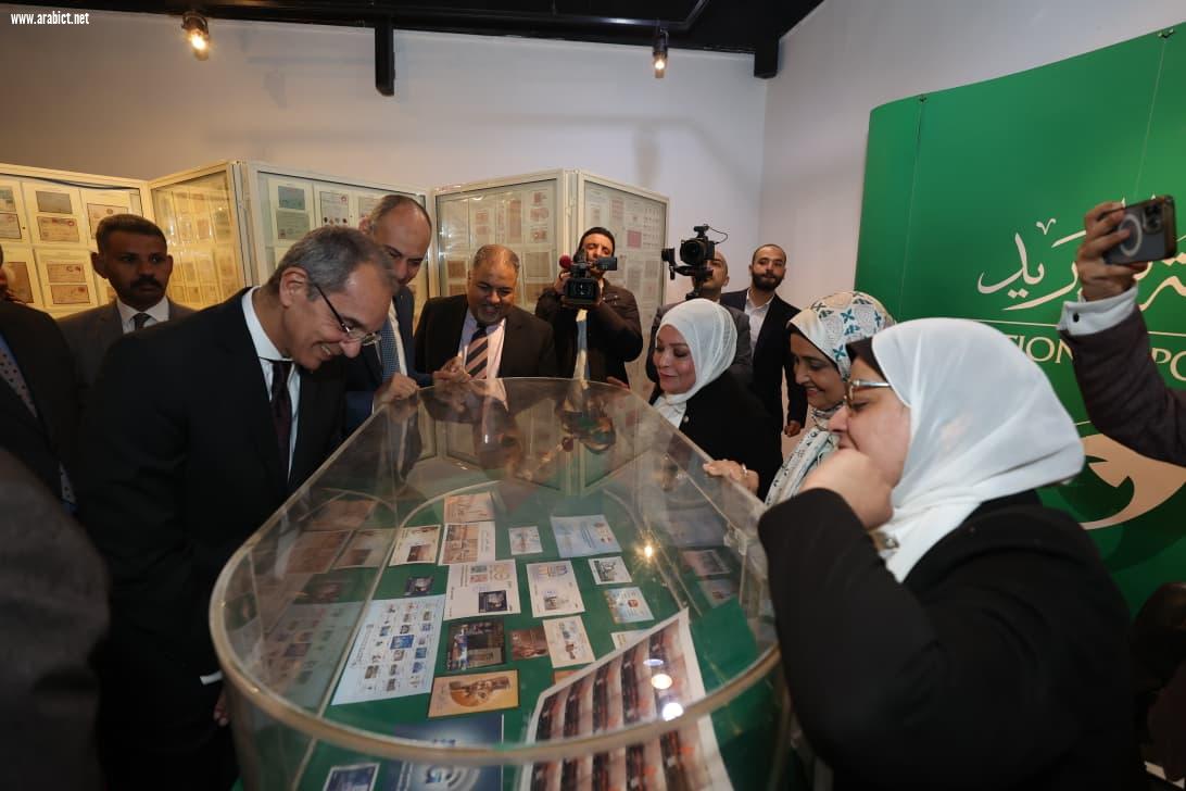 احتفالًا بيوم البريد  وزير الاتصالات يتفقد أجنحة معرض الرواد السنوى لهواة جمع الطوابع 
