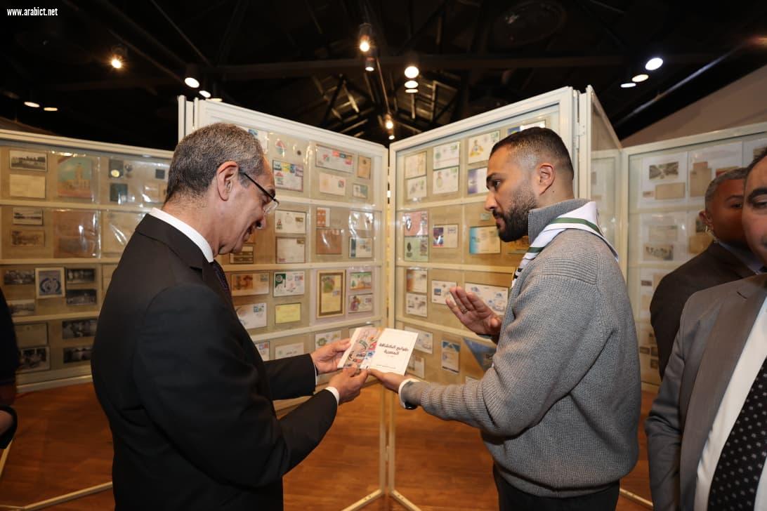 احتفالًا بيوم البريد  وزير الاتصالات يتفقد أجنحة معرض الرواد السنوى لهواة جمع الطوابع 