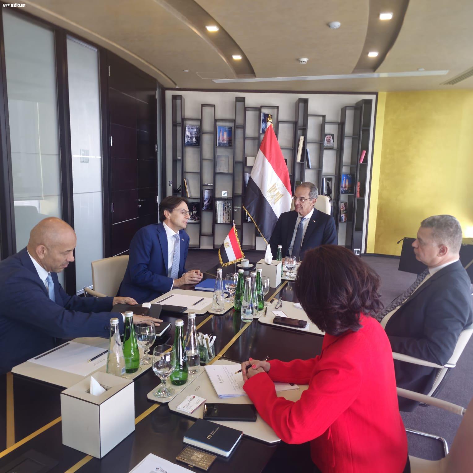 من دبى.. الدكتور عمرو طلعت يدعو بنوك وشركات عالمية متخصصة للاستثمار فى مجالات التعهيد وتصنيع  الهواتف