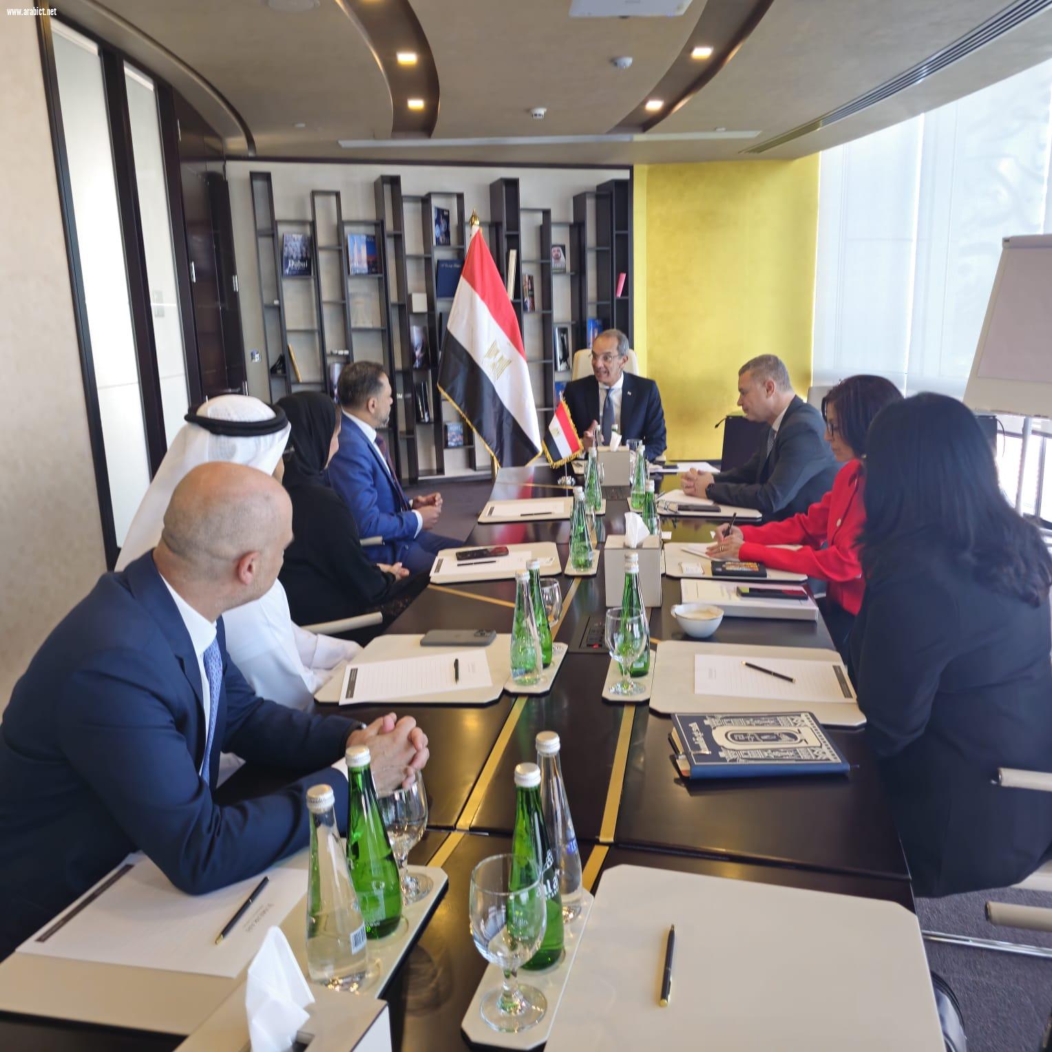 من دبى.. الدكتور عمرو طلعت يدعو بنوك وشركات عالمية متخصصة للاستثمار فى مجالات التعهيد وتصنيع  الهواتف