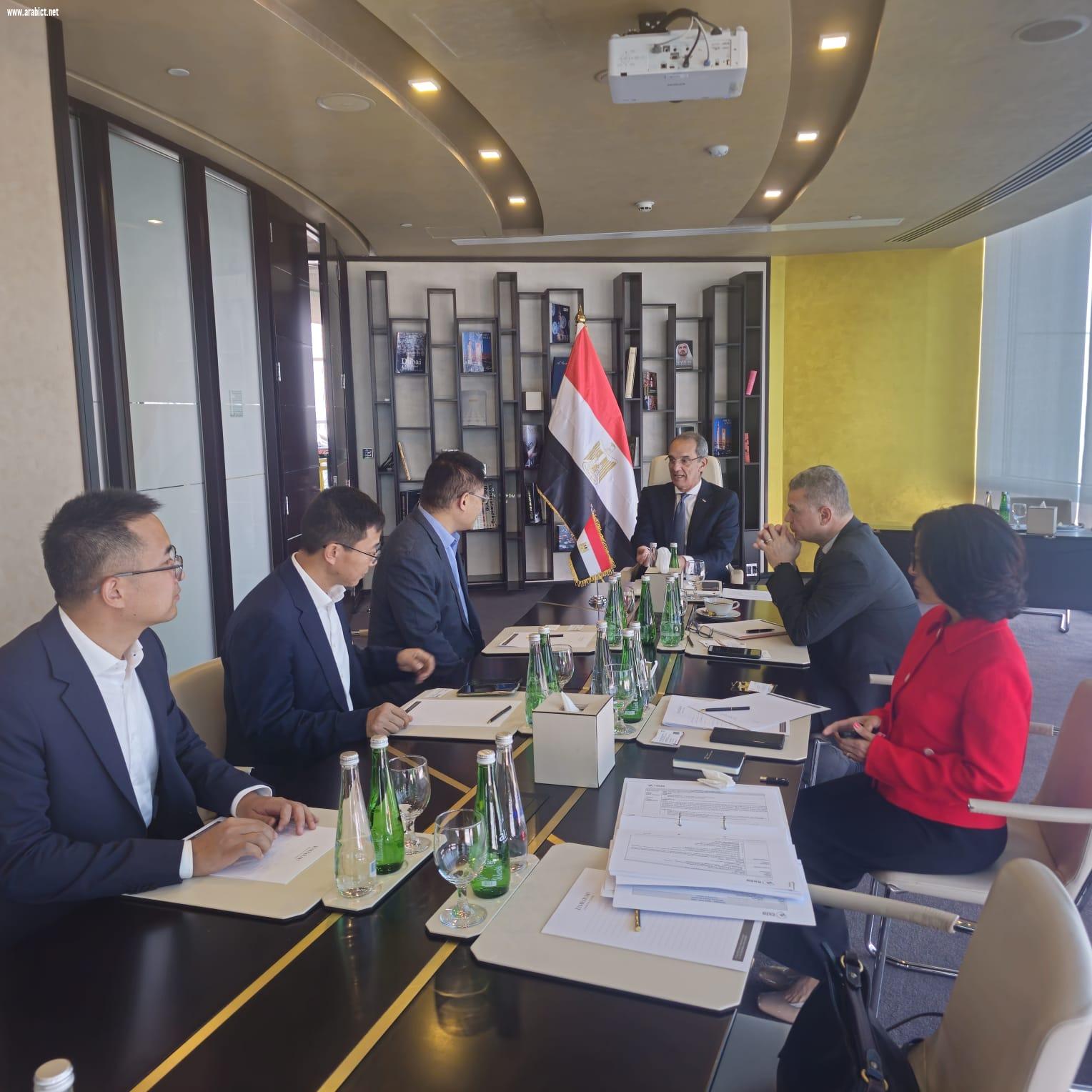 من دبى.. الدكتور عمرو طلعت يدعو بنوك وشركات عالمية متخصصة للاستثمار فى مجالات التعهيد وتصنيع  الهواتف