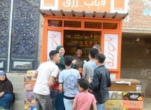 اورنچ مصر تسلم الأسر الأكثر احتياجاً أكشاك جاهزة للأعمال التجارية بالتعاون مع جمعية 